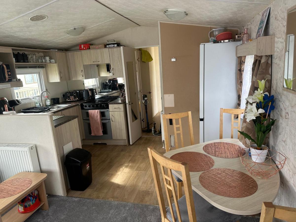 Hotel Angie'S Caravan At Seawick Saint Osyth Exterior foto